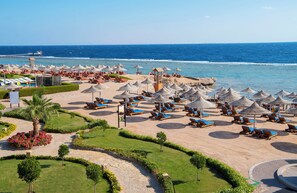 Plage privée, chaises longues, parasols, serviettes de plage