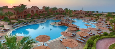 Piscine extérieure, parasols de plage, chaises longues