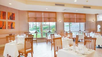 Frokost, lunsj og middag serveres, internasjonale retter