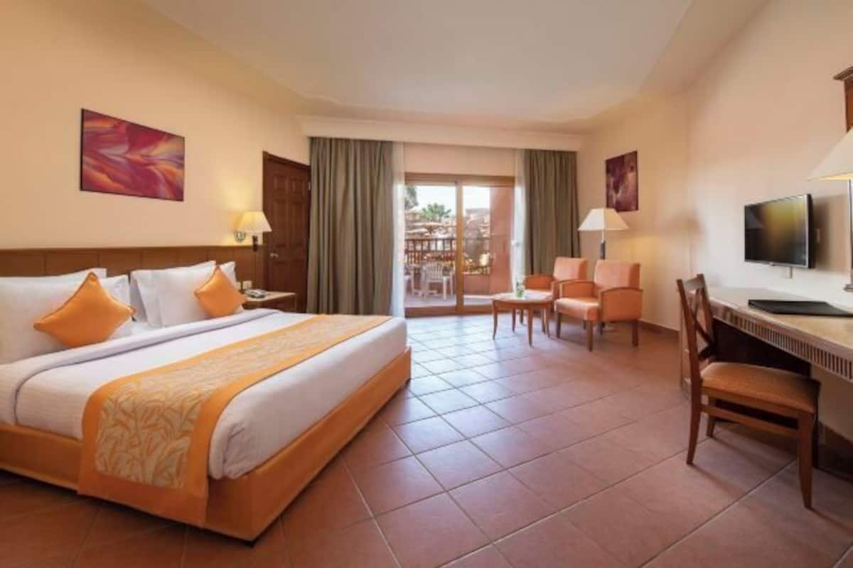 Egyptian cotton sheets, minibar, in-room safe, blackout drapes