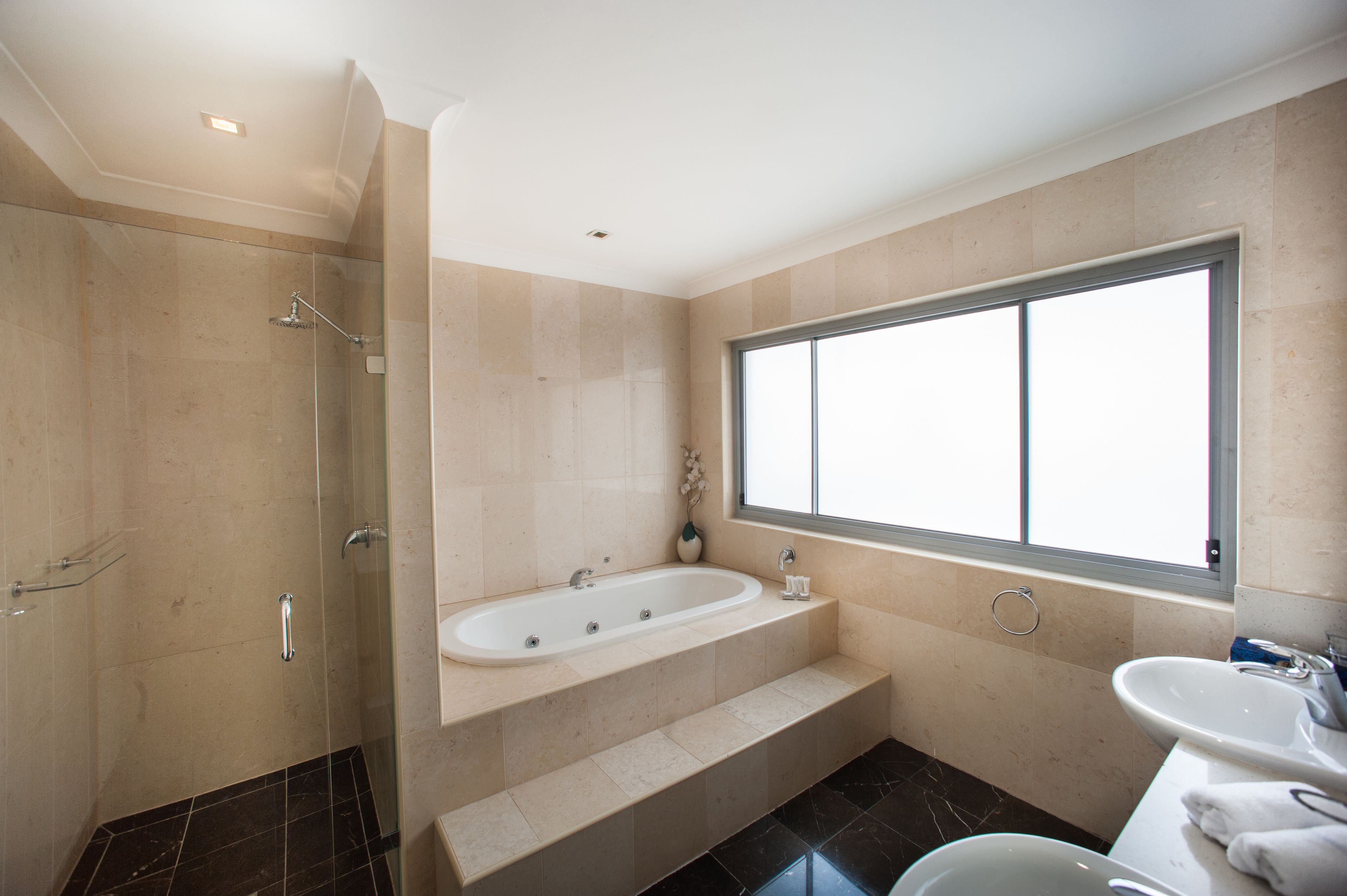King Business Suite | Bathroom | Shower, free toiletries, hair dryer, towels