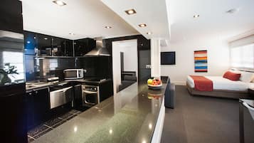 Suite Deluxe, cocina | Cocina privada | Frigorífico, cafetera o tetera y hervidor eléctrico