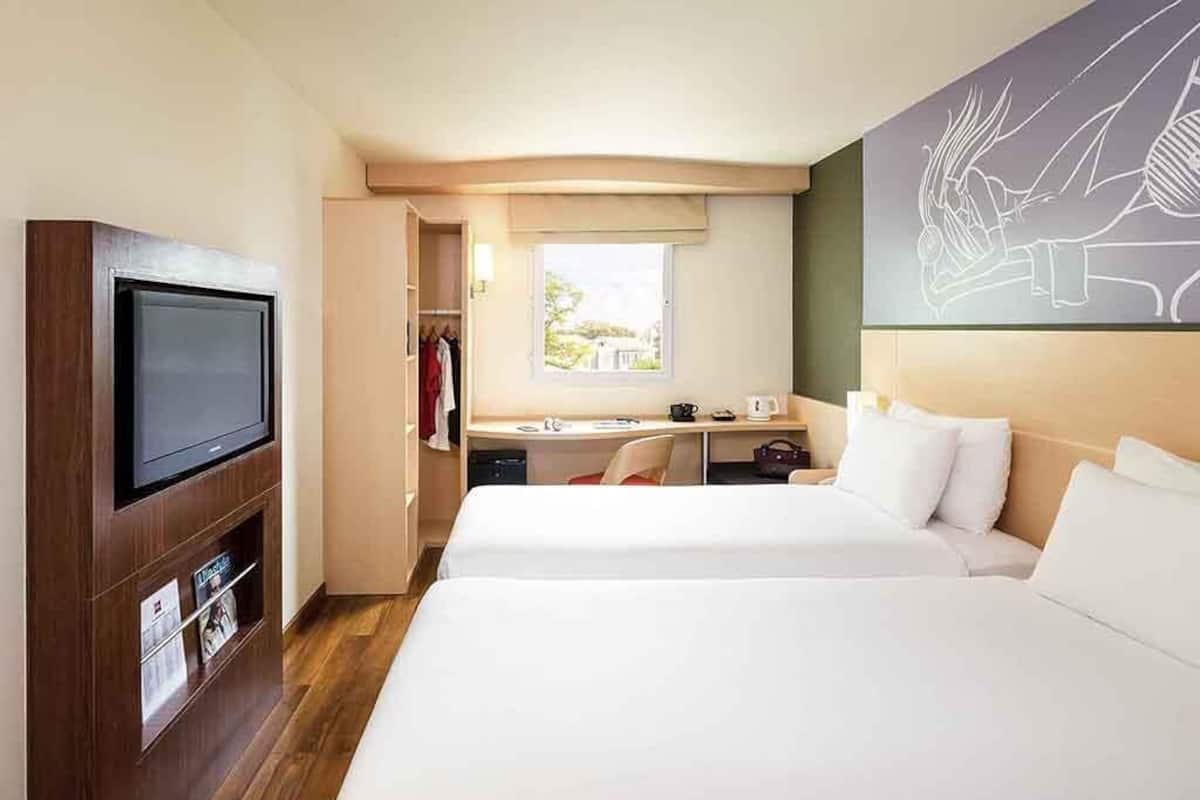Ropa de cama de alta calidad y caja de seguridad en la habitación