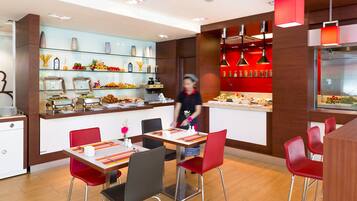 Tägliches Frühstücksbuffet (240000 LAK pro Person)