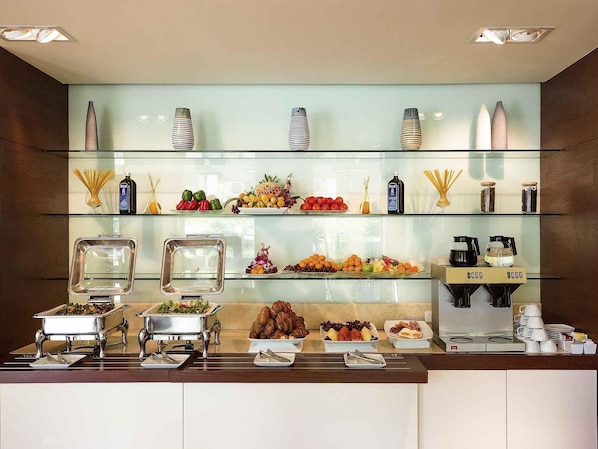 Una mesa de buffet con diversos alimentos y acompañamientos.