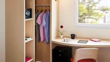 Ropa de cama de alta calidad y caja de seguridad en la habitación