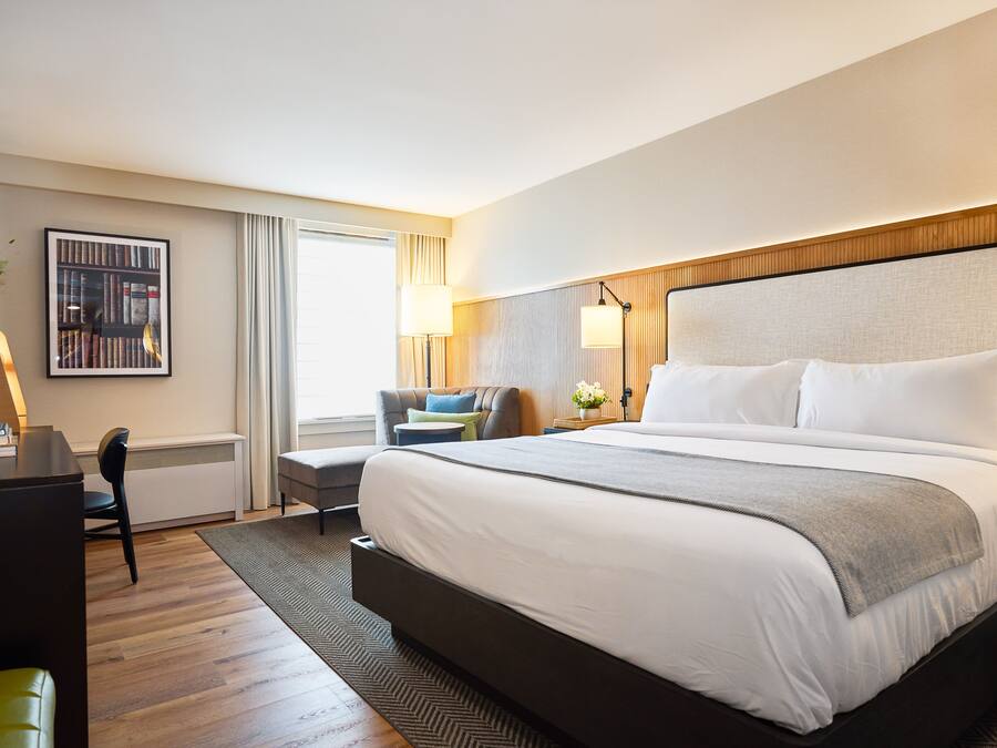 Ylelliset vuodevaatteet, tallelokero huoneessa, työpöytä