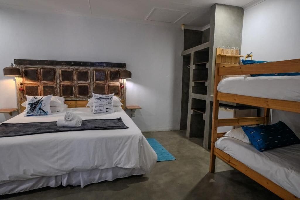 Yksilöllisesti sisustettu, yksilöllisesti kalustettu, työpöytä