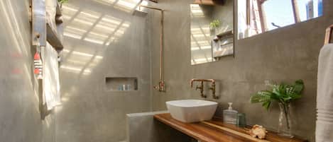 Habitación familiar | Baño | Amenidades de baño gratuitas, secadora de cabello, toallas