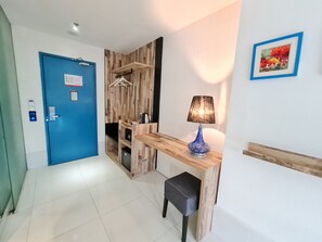 ميني بار وخزنة داخل الغرفة ومكتب وستائر تعتيم