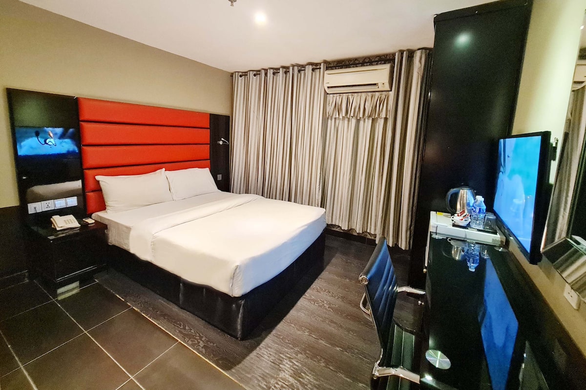 Superior kamer, 1 queensize bed, geen ramen (Main Wing) | 3 slaapkamers, een minibar, een kluis op de kamer, een bureau