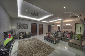 3 Bedroom Idol Suite | Living area | 29-inch LED TV with cable channels, TV - Arenaa Star (Kuala Lumpur)