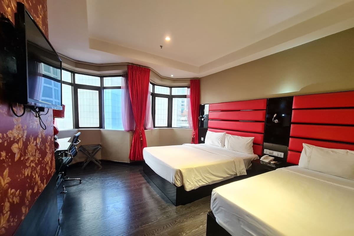 Familiekamer (Main Wing) | 3 slaapkamers, een minibar, een kluis op de kamer, een bureau