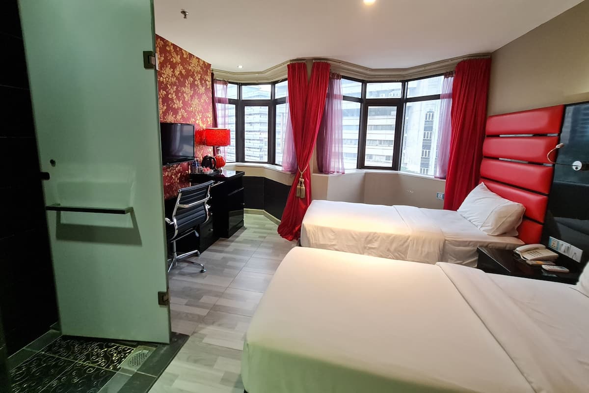 Deluxe Twin kamer (Main Wing) | 3 slaapkamers, een minibar, een kluis op de kamer, een bureau