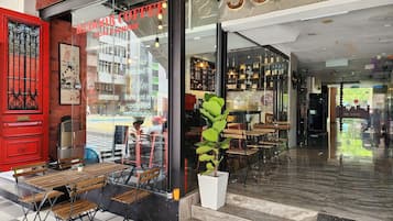 2 restaurantes; se sirven almuerzos, cenas y cocina asiática