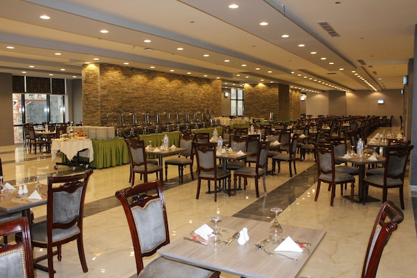 2 restaurants, breakfast served, international cuisine
