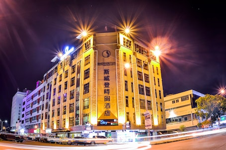 Fachada de la propiedad por la tarde o noche