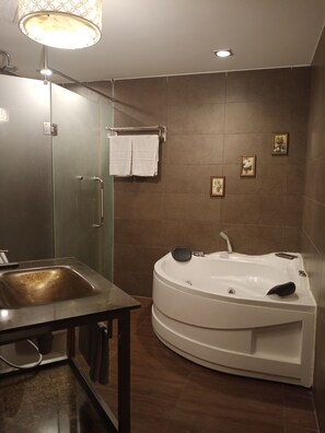 Chambre Exécutive, 1 grand lit | Salle de bain | Douche, articles de toilette gratuits, sÚche-cheveux, peignoirs