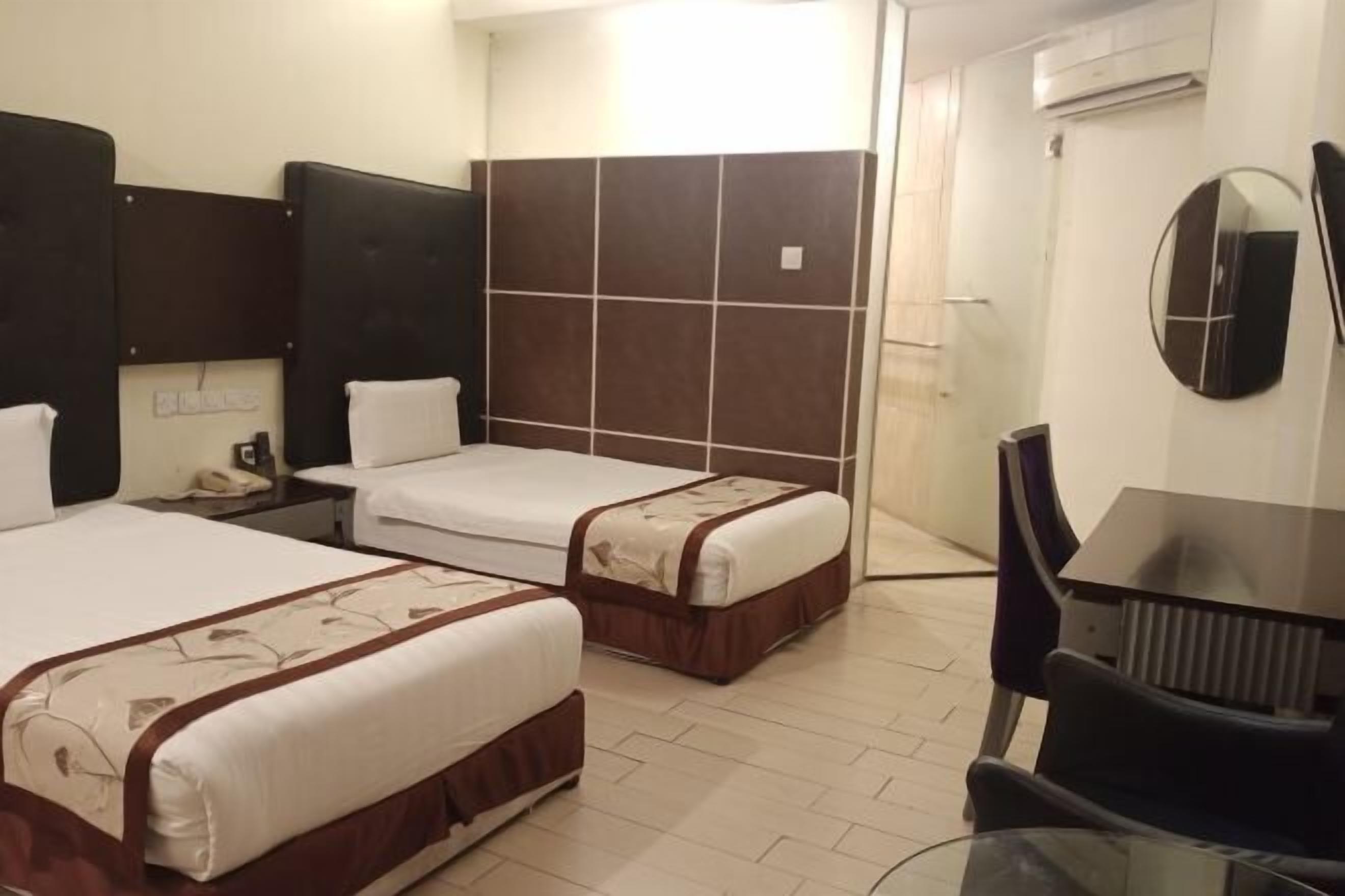 Minibar, blendingsgardiner, strykejern/-brett og wi-fi (inkludert)