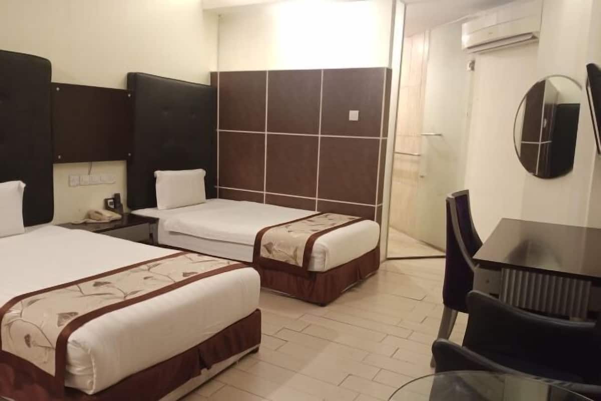 Minibar, blendingsgardiner, strykejern/-brett og wi-fi (inkludert)