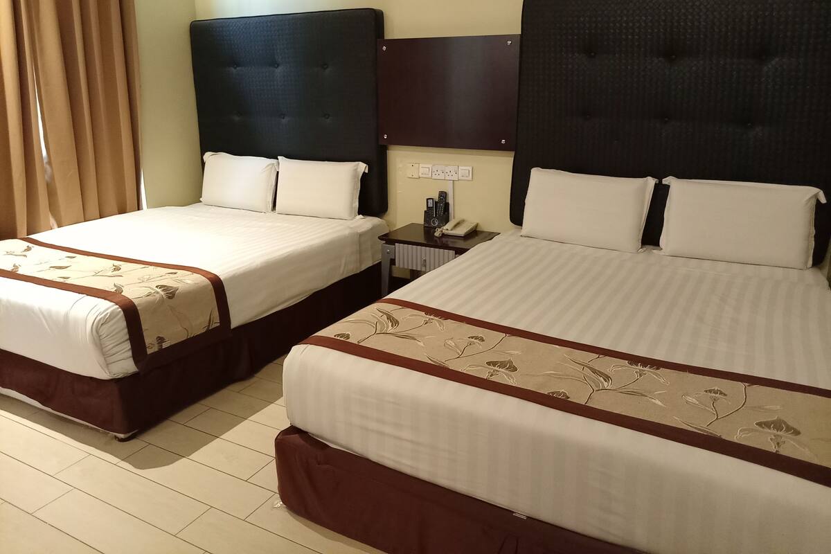 Habitación familiar doble, vistas a la ciudad | Escritorio, cortinas opacas, tabla de planchar con plancha y wifi gratis
