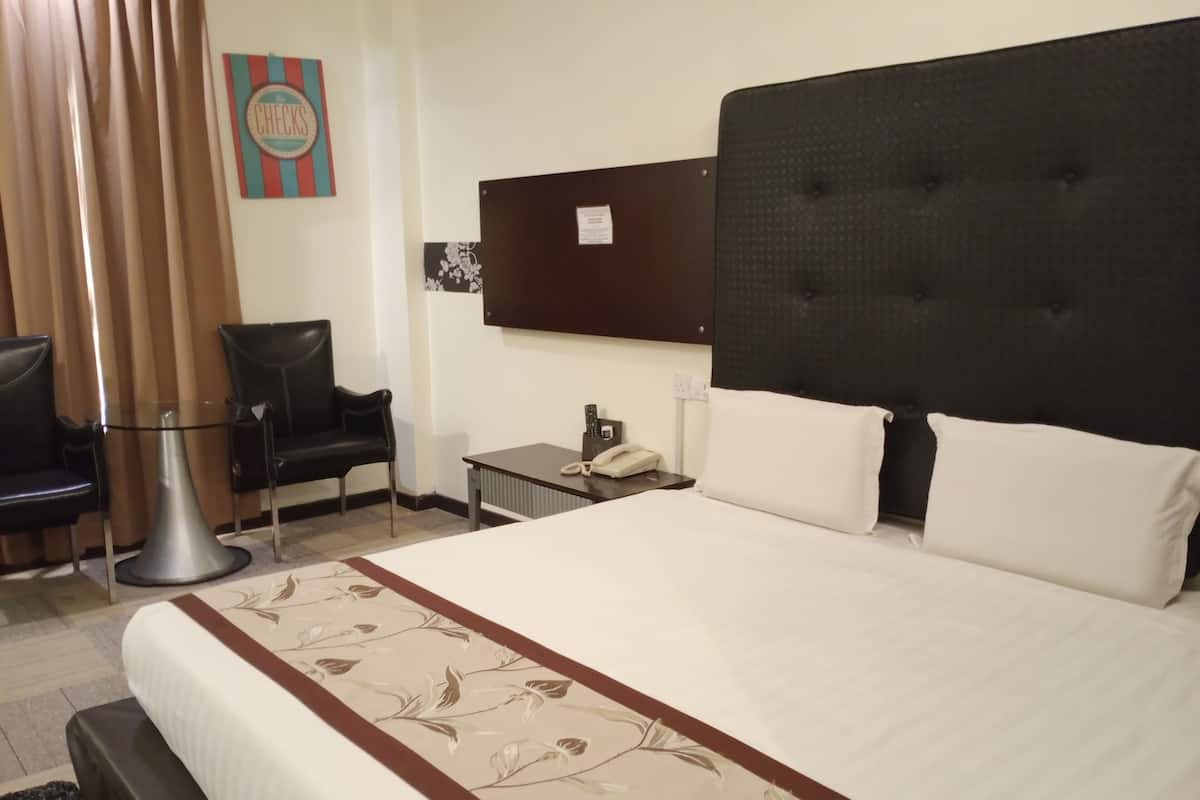 Habitación Royal, vistas a la ciudad | Escritorio, cortinas opacas, tabla de planchar con plancha y wifi gratis