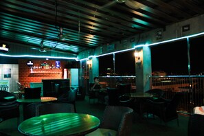 Bar sur le toit, vue sur la mer