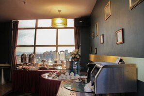 Se ofrece un desayuno bufé todos los días (por un coste adicional)