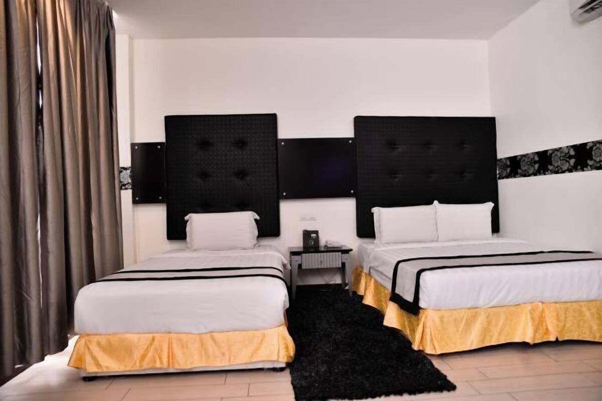 Escritorio, cortinas opacas, tabla de planchar con plancha y wifi gratis