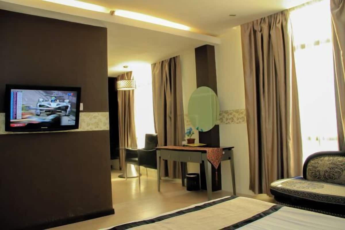 Escritorio, cortinas opacas, tabla de planchar con plancha y wifi gratis