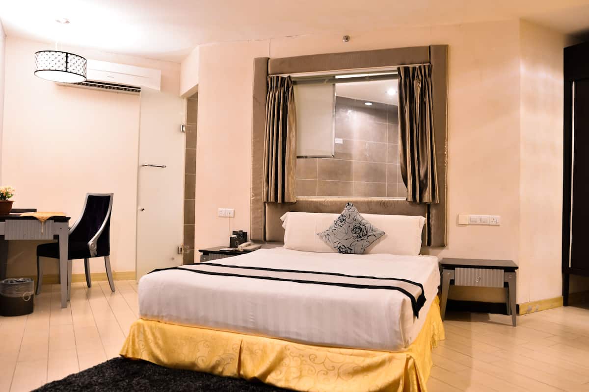 Habitación ejecutiva, 1 cama de matrimonio | Escritorio, cortinas opacas, tabla de planchar con plancha y wifi gratis