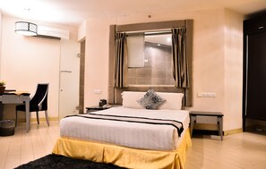 Minibar, cortinas blackout, tabla de planchar con plancha y wifi gratis