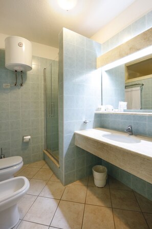 Douche, sĂšche-cheveux, bidet, serviettes fournies