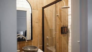 Camera (Marjorie Room) | Bagno | Set di cortesia gratuito, asciugacapelli, asciugamani