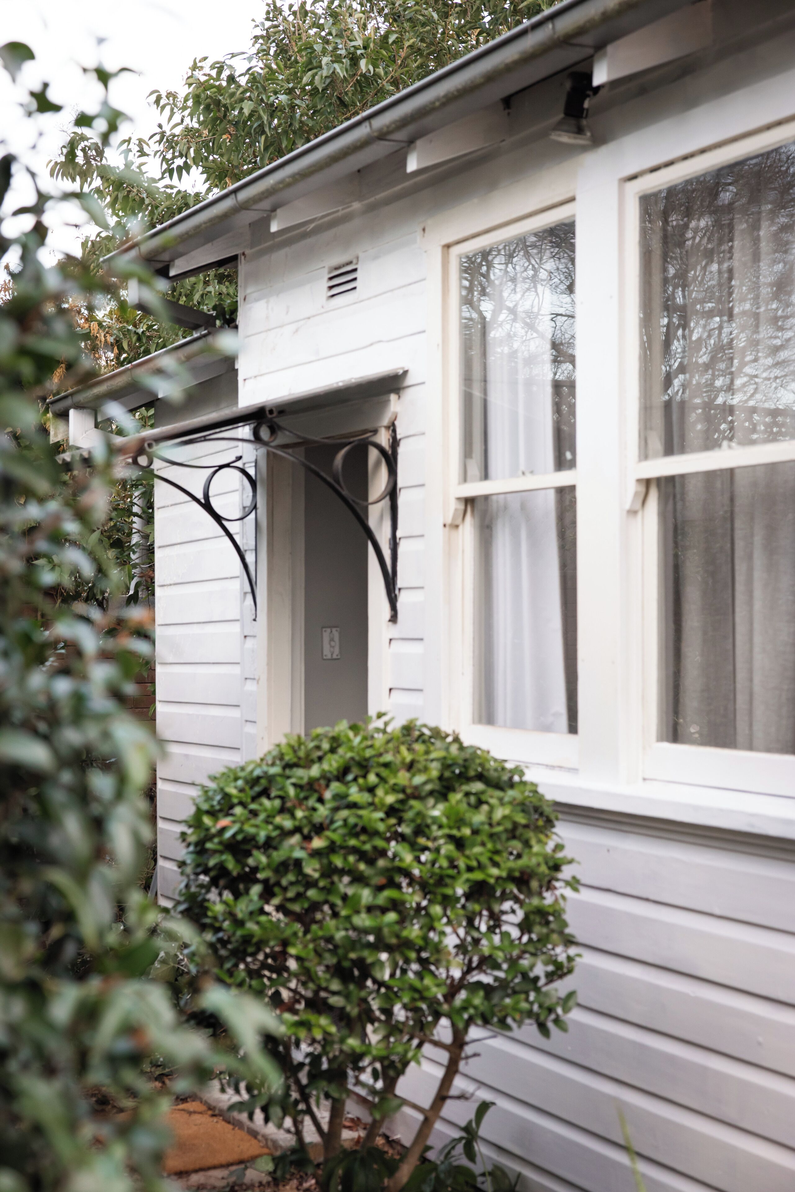 The Keepers Cottage (No Pets) | Minibar, individually furnished, iron/ironing board, free WiFi