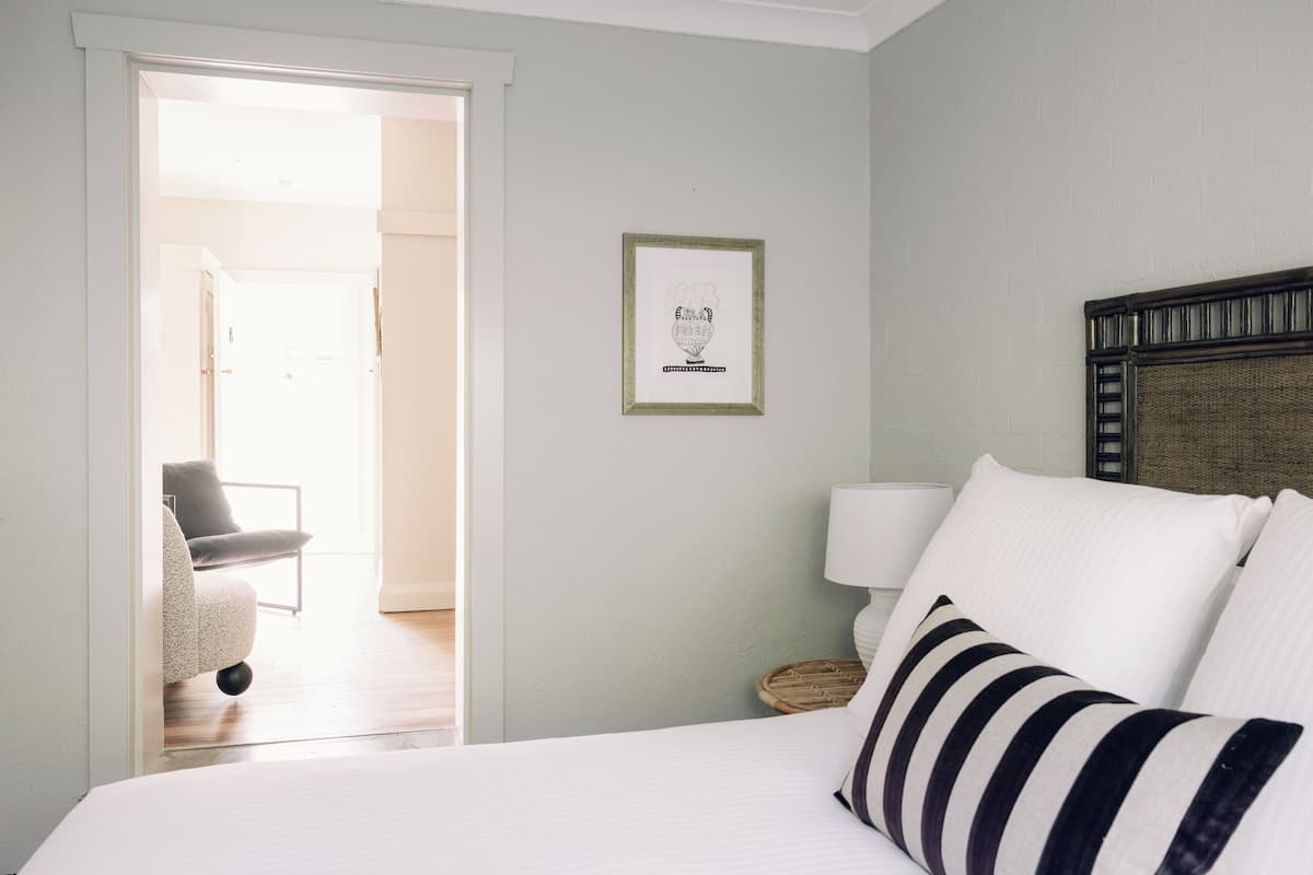 1 habitación, minibar y muebles diferentes
