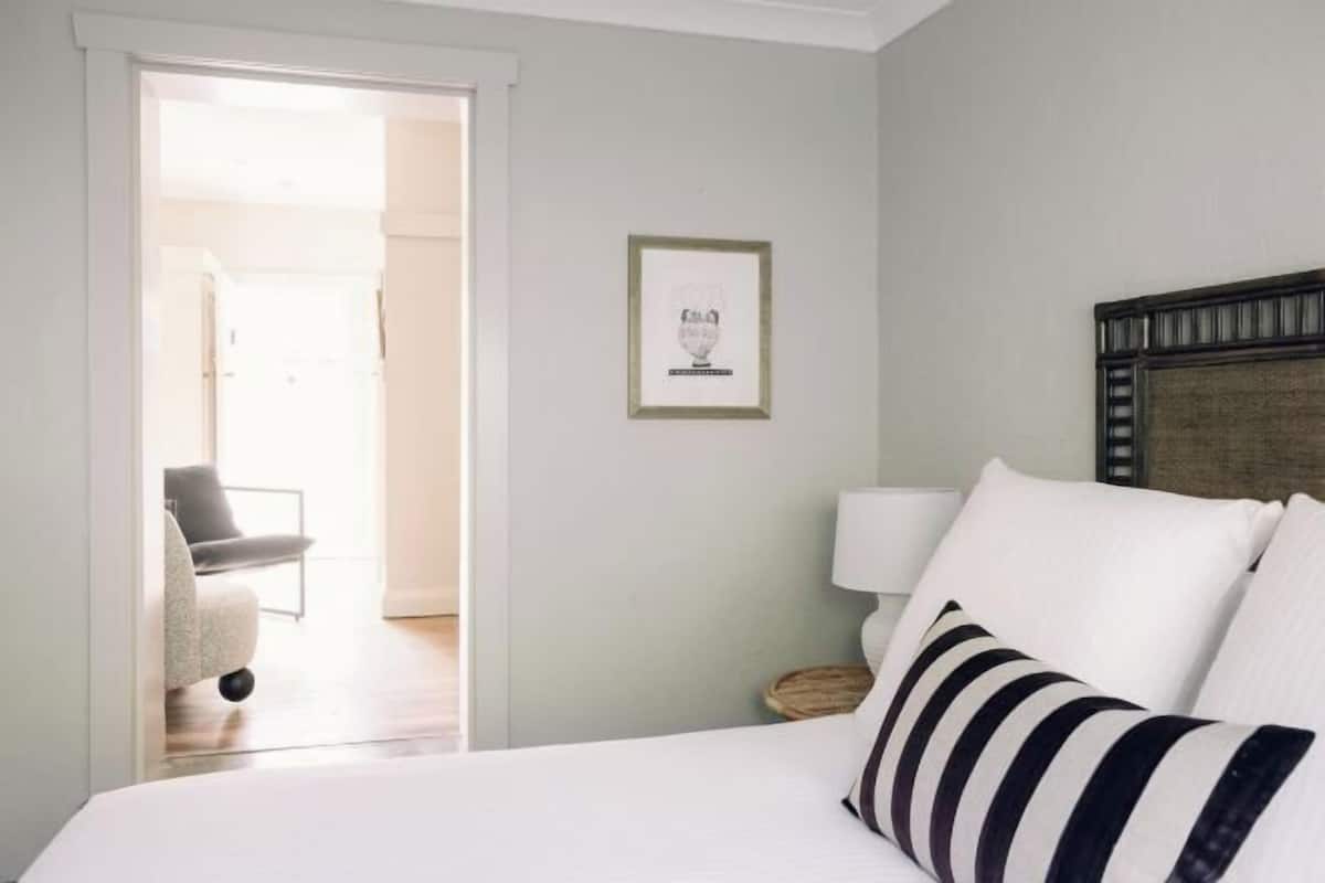 1 habitación, minibar y muebles diferentes