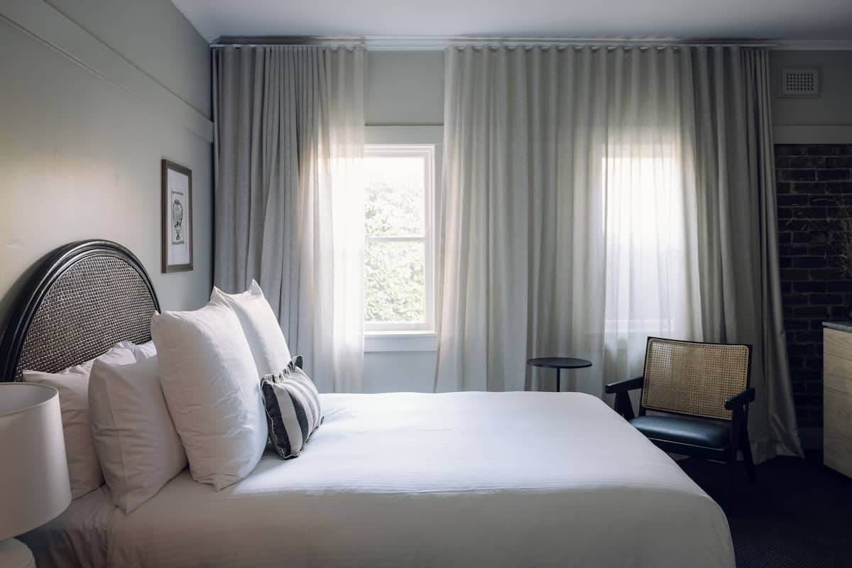 1 habitación, minibar y muebles diferentes