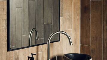 Highlands Suite- Queen (No Pets) | Bathroom | Free toiletries, hair dryer, towels