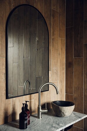 Highlands Suite- Queen (No Pets) | Bathroom | Free toiletries, hair dryer, towels - Links House (Burradoo)