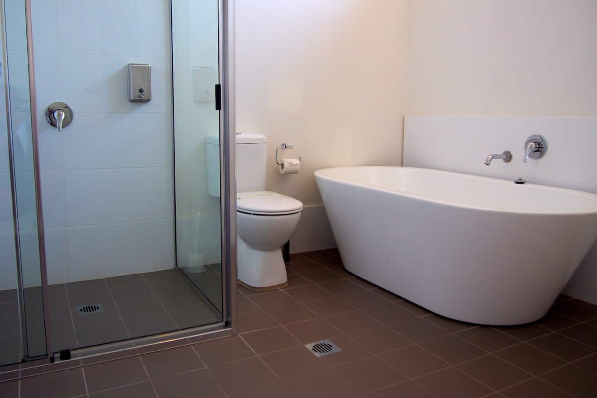 Ensemble douche/baignoire, articles de toilette gratuits, sĂšche-cheveux