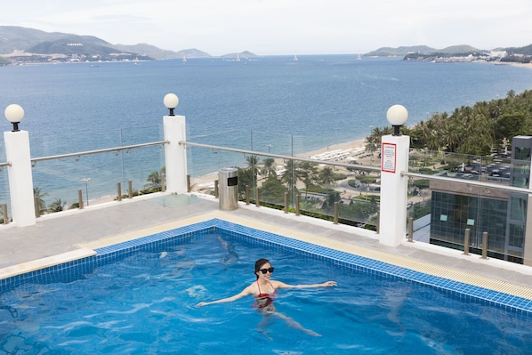 Una piscina con vistas al mar y a las montañas.