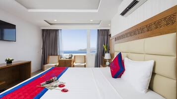 Quarto casal luxo | Frigobar, cofres nos quartos, escrivaninha, cortinas blackout