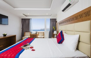 Quarto casal luxo | Frigobar, cofres nos quartos, escrivaninha, cortinas blackout