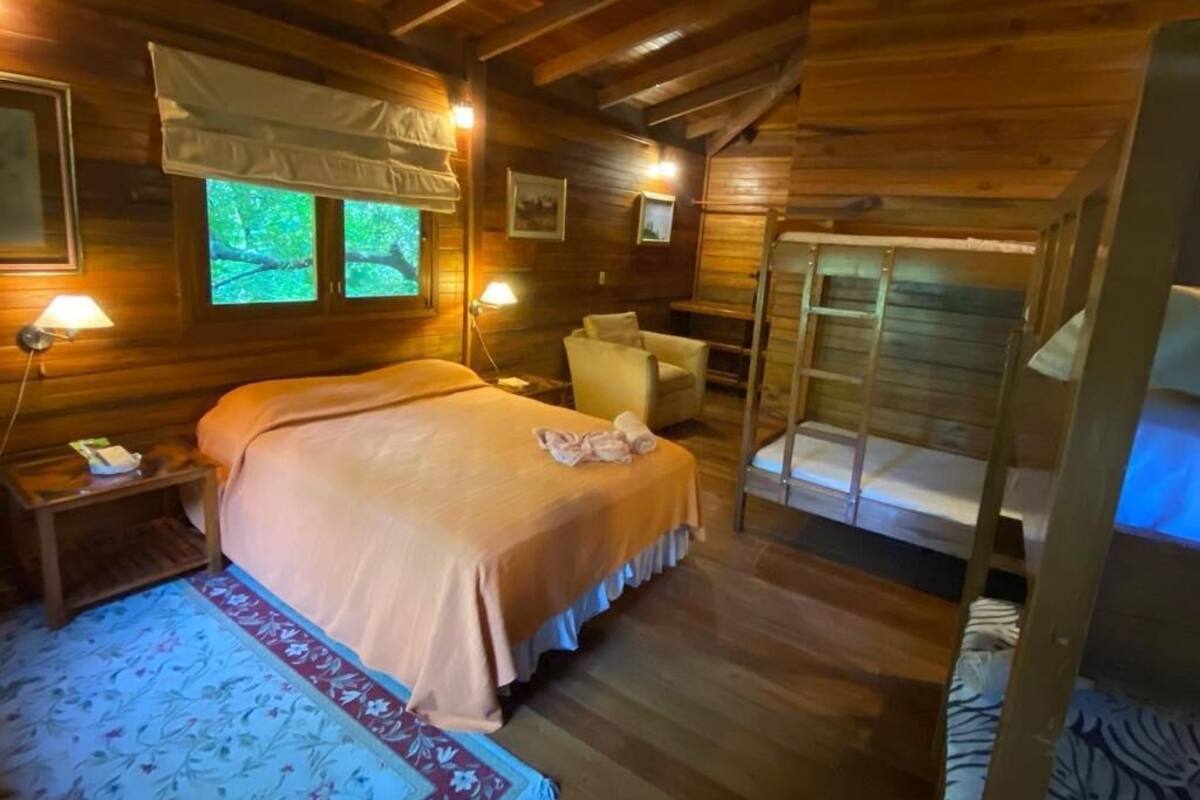 Kamar Quadruple Keluarga (Air Conditioning) | Tempat tidur Select Comfort dan Wi-Fi gratis