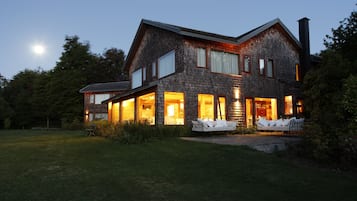 Depan hartanah - siang/malam