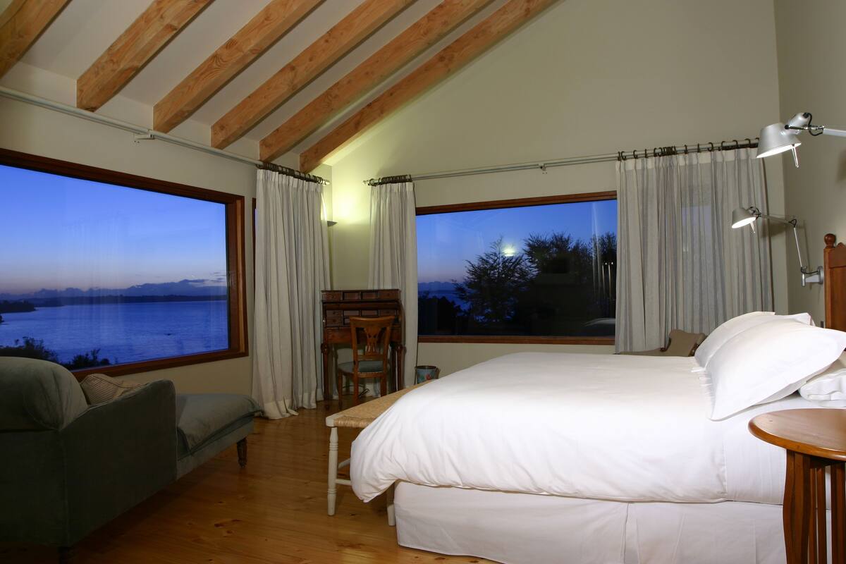 4 bedrooms, Egyptian cotton sheets, premium bedding, pillow-top beds