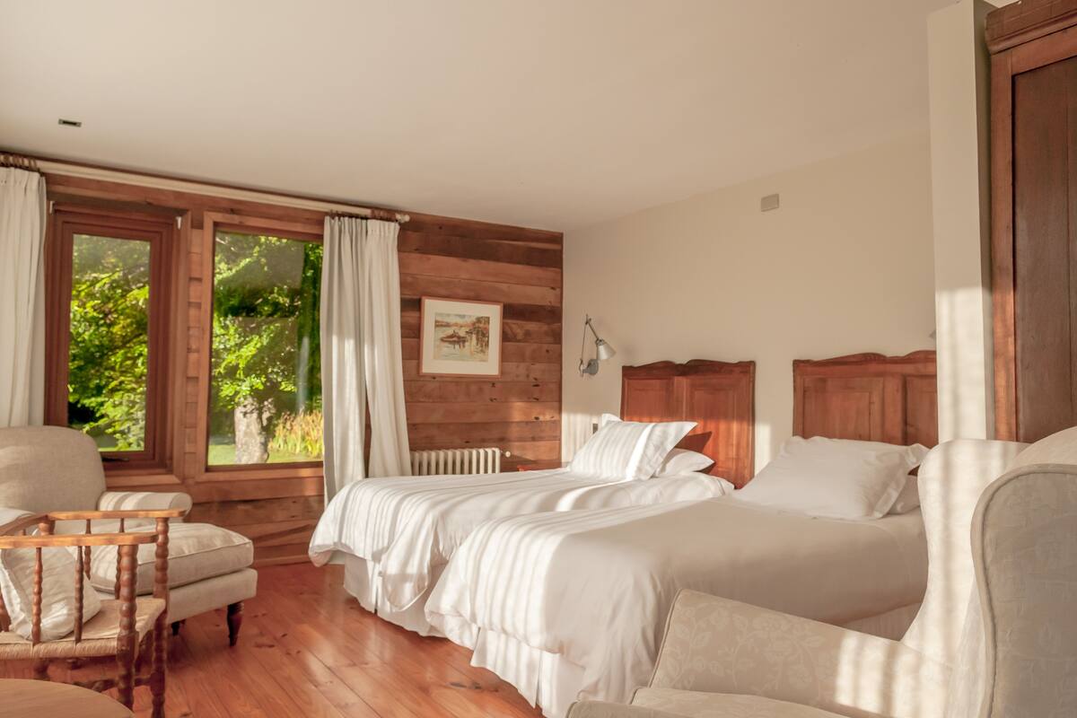 4 bedrooms, Egyptian cotton sheets, premium bedding, pillow-top beds