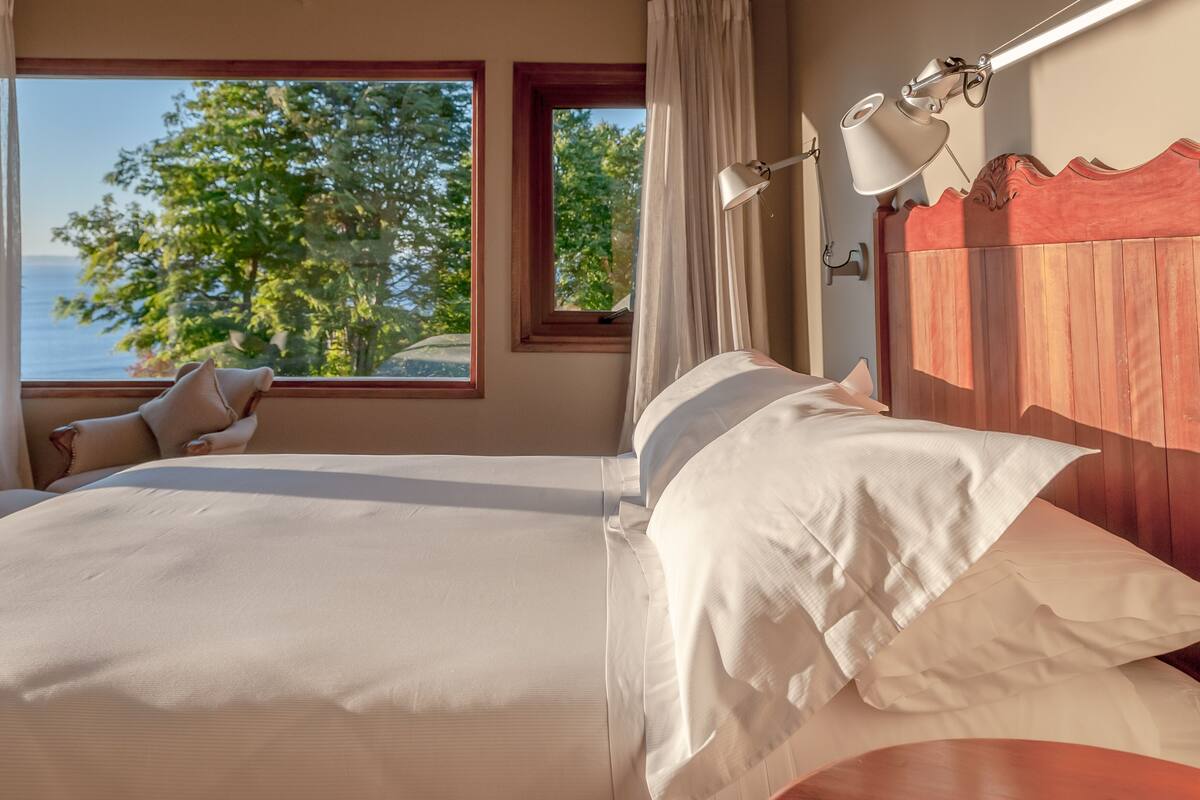 4 bedrooms, Egyptian cotton sheets, premium bedding, pillow-top beds