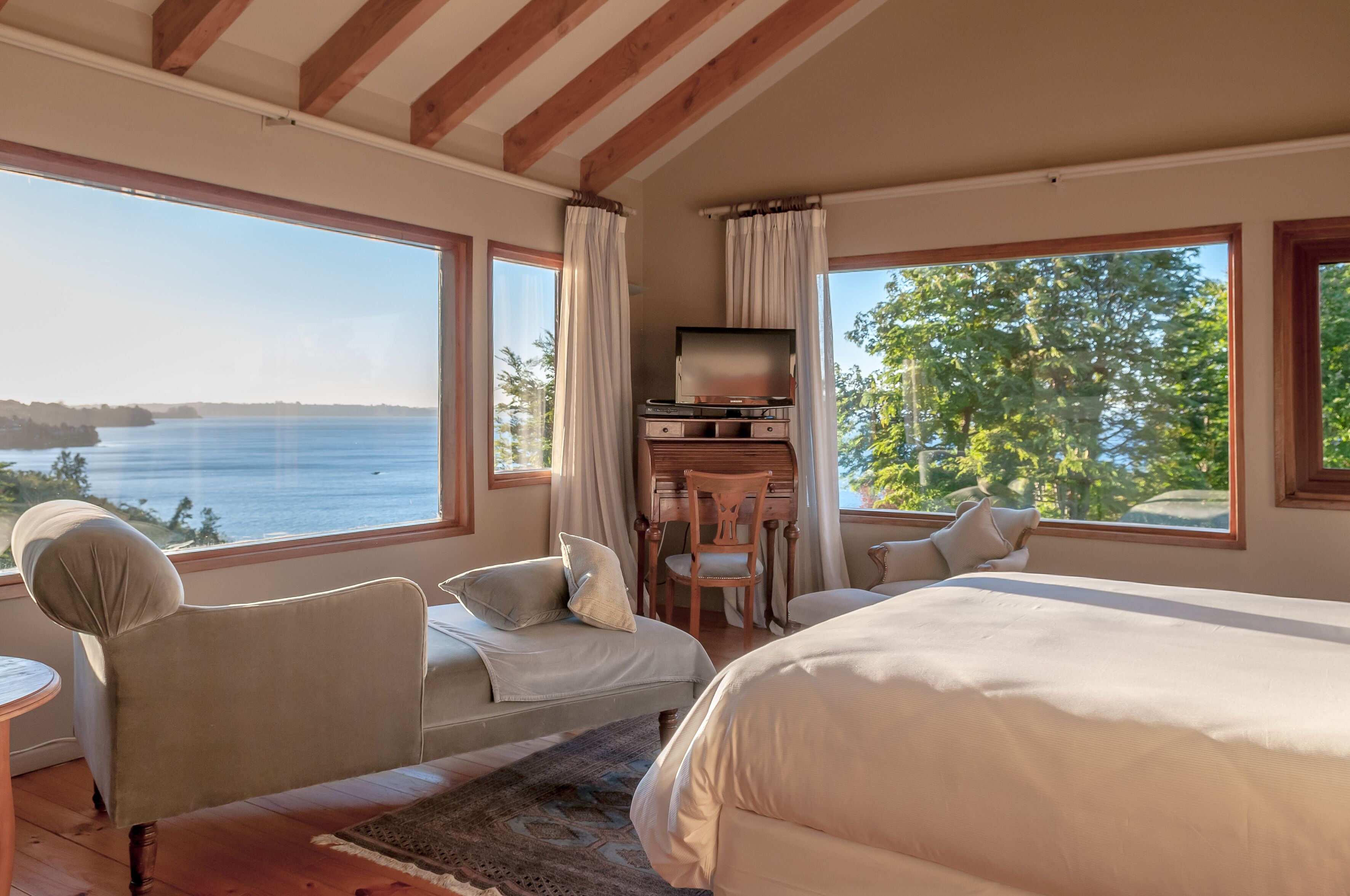 4 bedrooms, egyptian cotton sheets, premium bedding, pillow-top beds